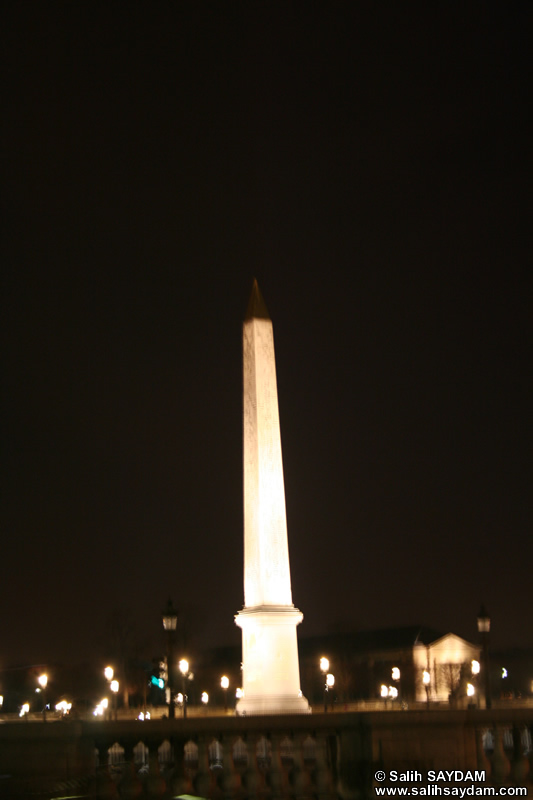 Concorde Meydanındaki Luksor Dikilitaşı Fotoğraf Galerisi (Gece) (Paris, Fransa)