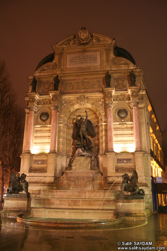 Saint-Michel Çeşmesi (La Fontaine St.Michel) Fotoğraf Galerisi (Gece) (Paris, Fransa)