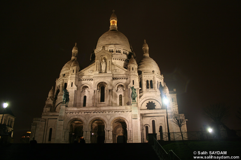 The Sacré-Coeur Basilica (Basilique du Sacré-Cœur) Photo Gallery 1 (At Night) (Montmartre, Paris, Fransa)