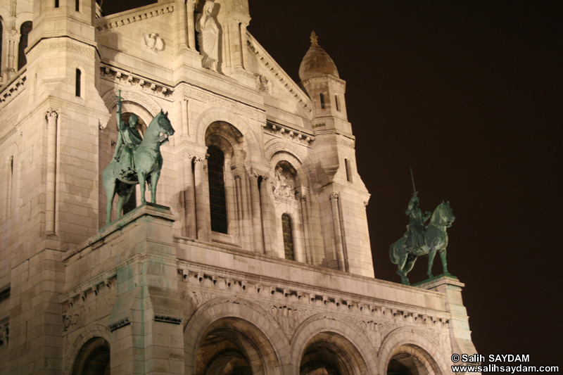 The Sacré-Coeur Basilica (Basilique du Sacré-Cœur) Photo Gallery 2 (At Night) (Montmartre, Paris, Fransa)